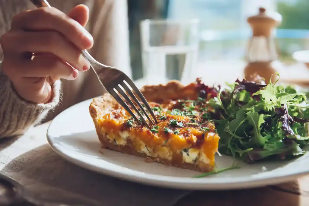 Dégustation d’une tarte butternut feta avec salade
