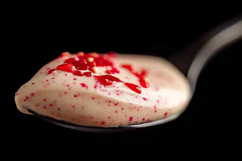 Texture mousseuse du bavarois aux fraises