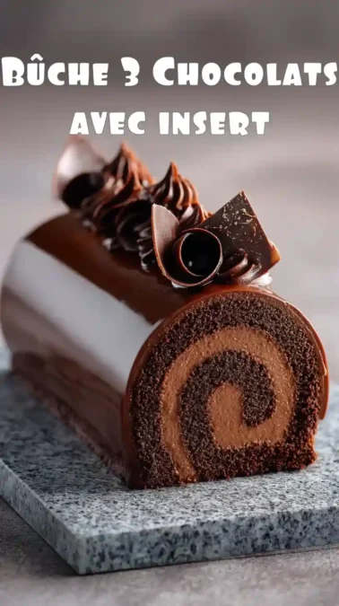 Bûche trois chocolats roulée, insert mousse chocolat, glaçage miroir, décor copeaux