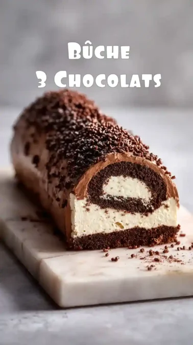 Bûche trois chocolats roulée, génoise cacao, mousse vanille chocolat, décor copeaux