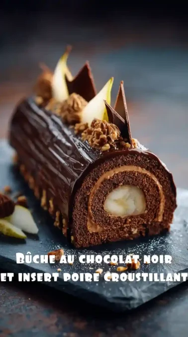 Bûche de Noël chocolat noir roulée, insert poire, glaçage brillant, éclats pralinés