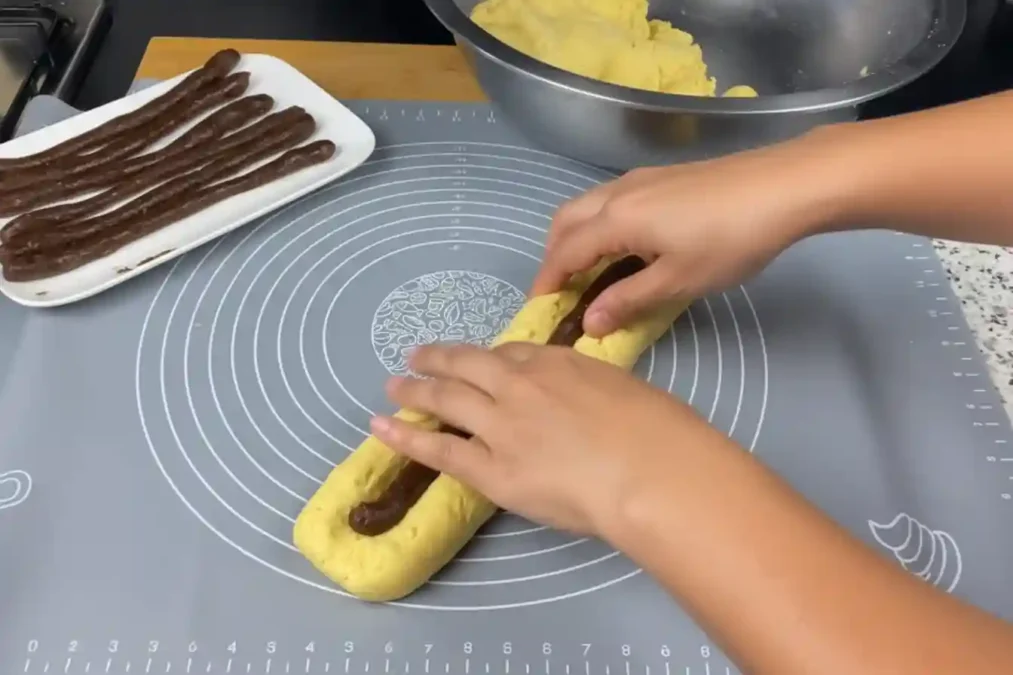 Façonnage du makrout avec insertion de pâte de dattes