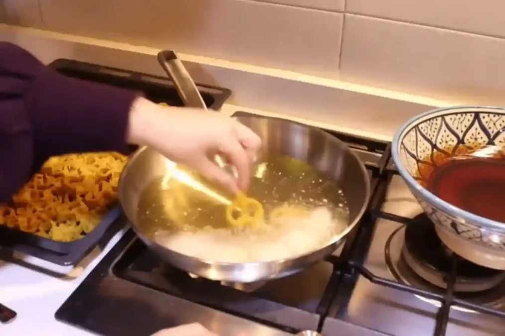 Friture d’une chebakia dans une poêle remplie d’huile chaude