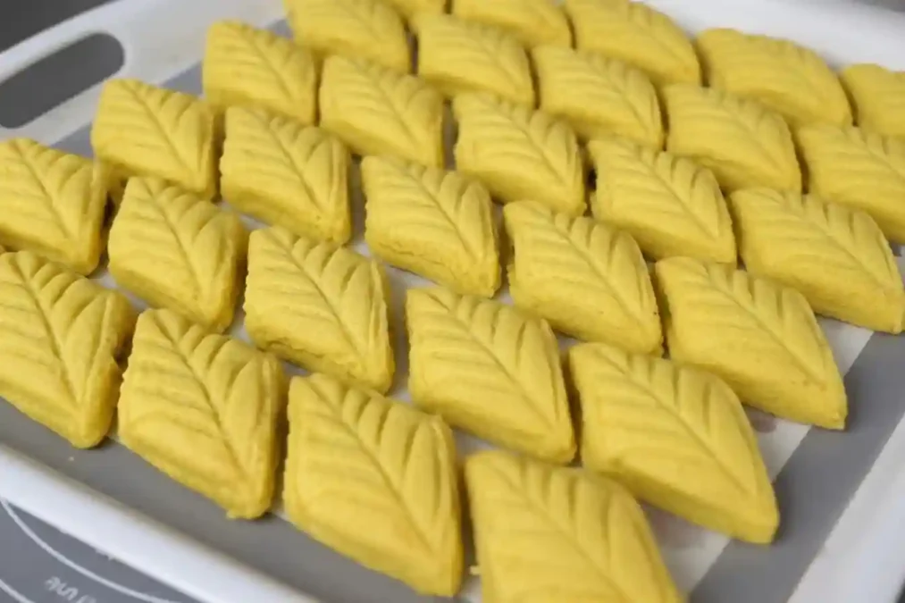 Makrout façonnés et décorés avant cuisson
