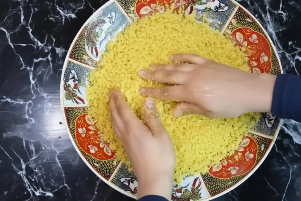 Préparation de la semoule pour makrout