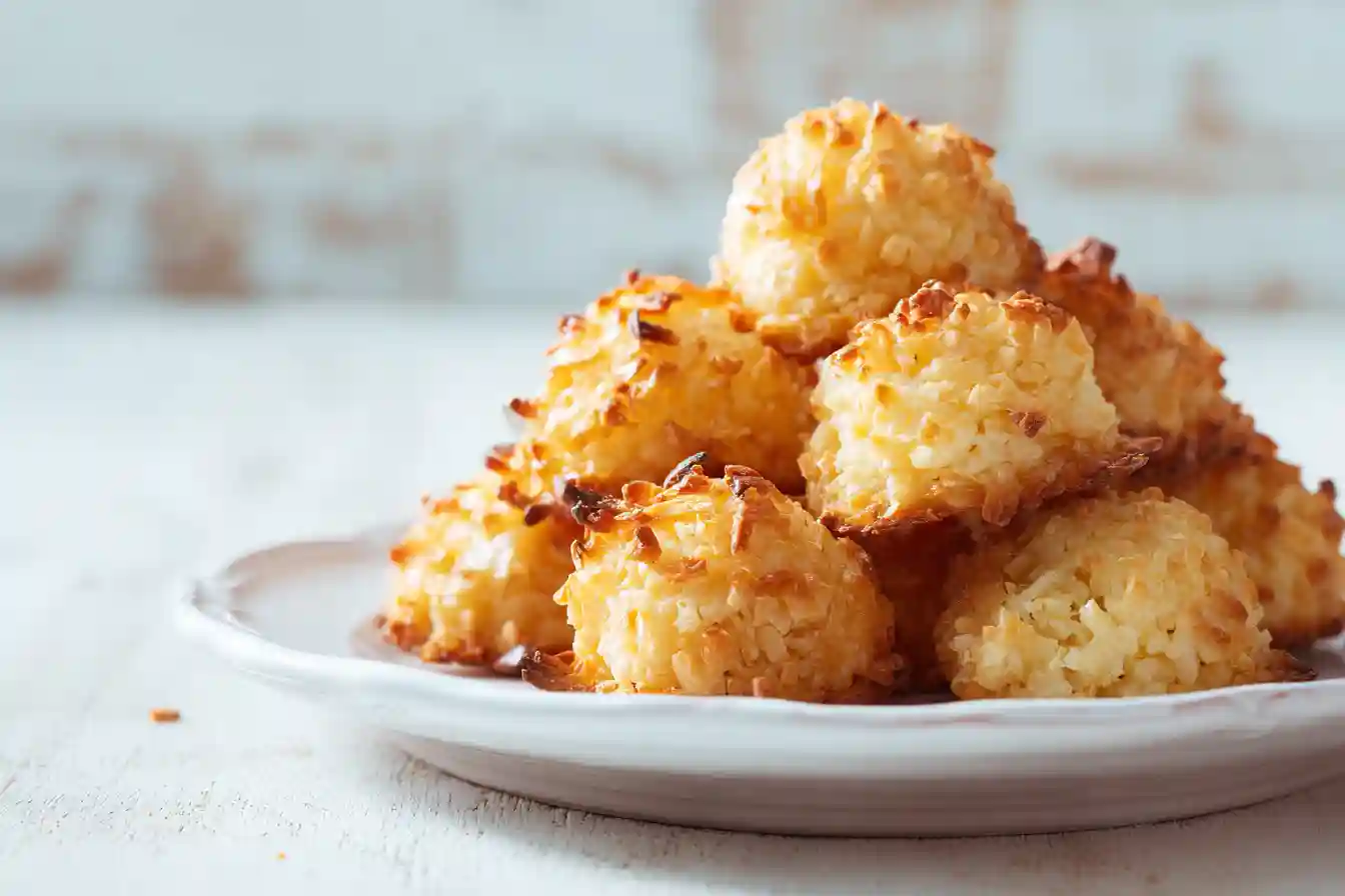 Rochers coco dorés et moelleux sur assiette blanche