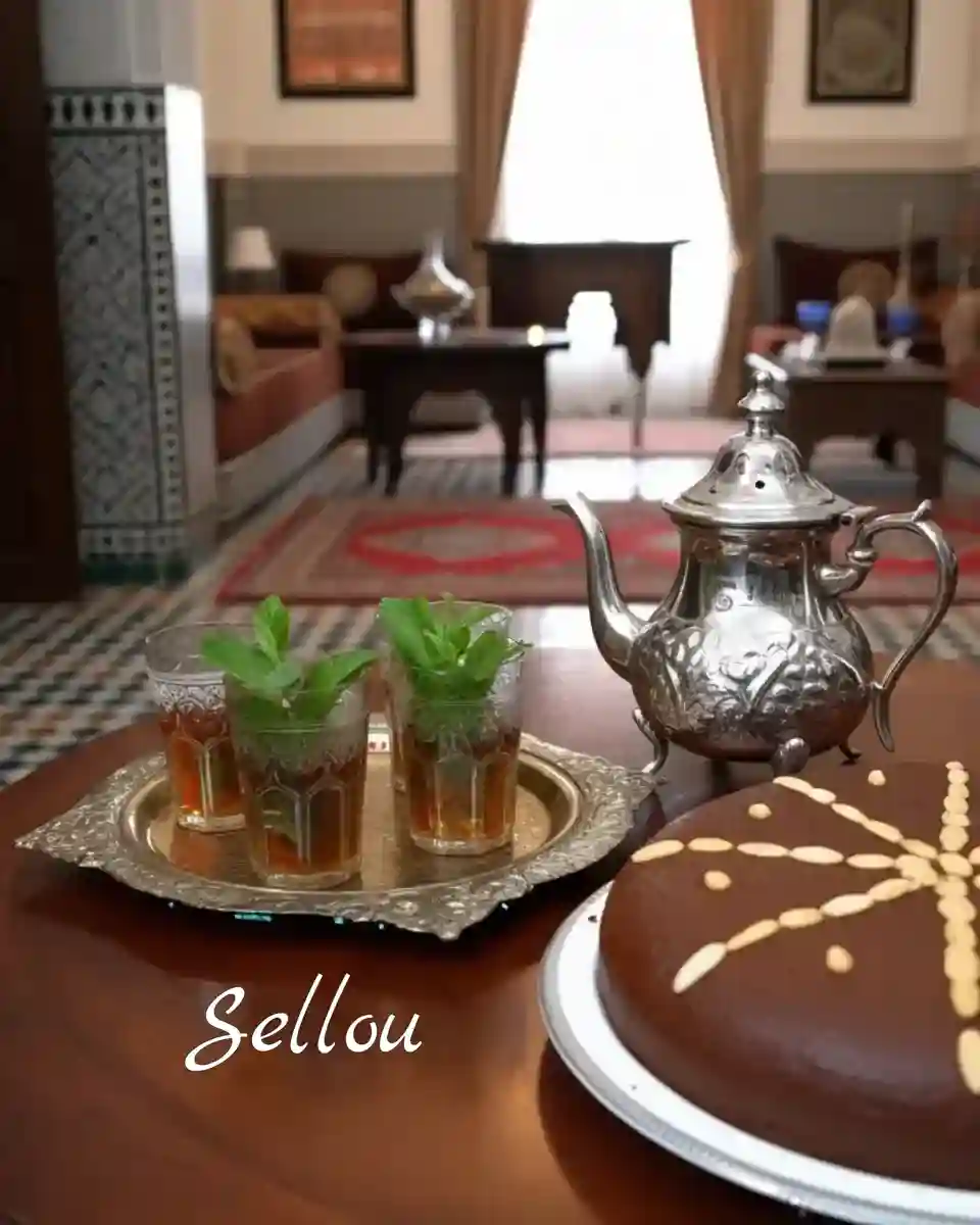 Plateau de thé à la menthe et sellou décoré d’amandes dans un salon marocain