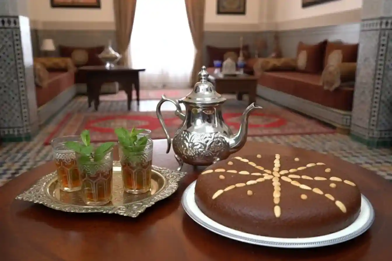 Sellou marocain décoré d’amandes avec thé à la menthe dans un salon traditionnel