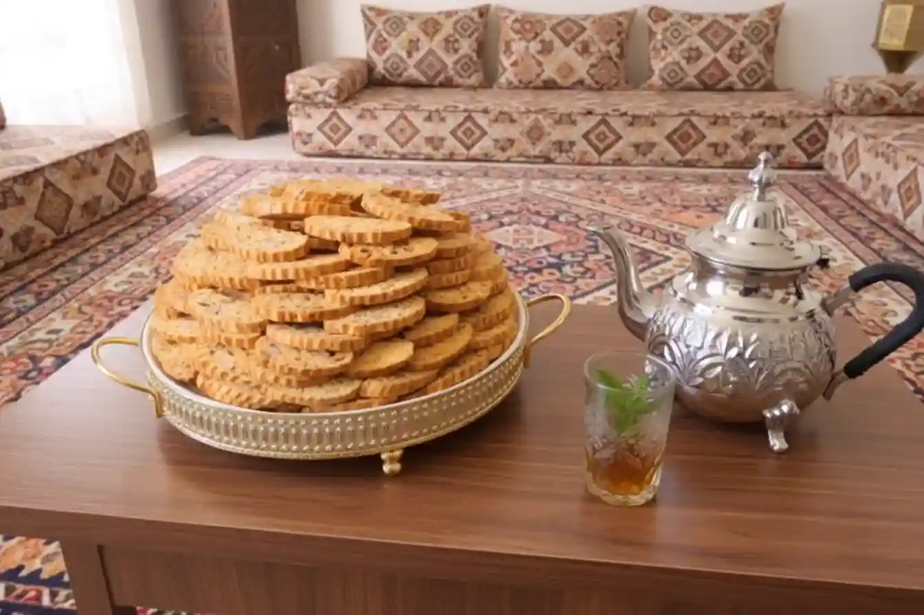 Plateau de fekkas marocains avec thé à la menthe posé sur une table dans un salon traditionnel