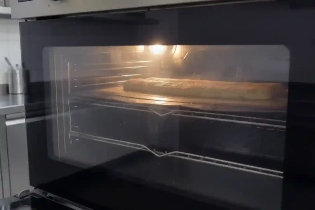 Boudins de fekkas en cuisson dans un four allumé
