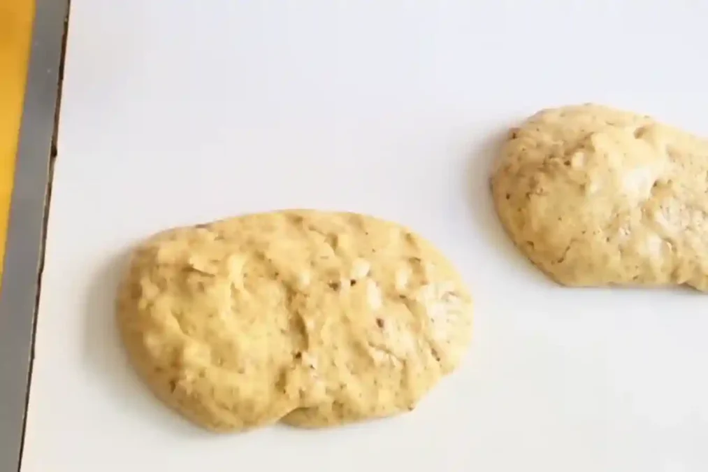 Portions de pâte à fekkas déposées sur une plaque avant d’être façonnées en boudins