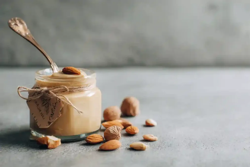 Praliné maison dans un pot avec étiquette artisanale