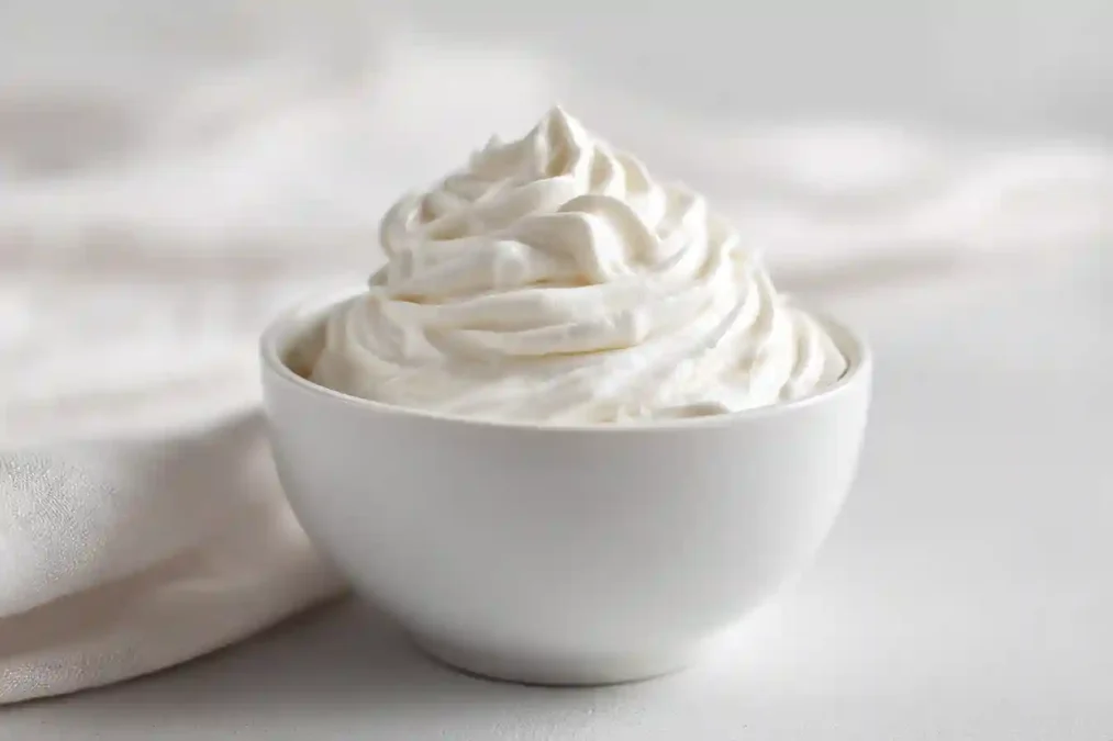 Crème chantilly prête pour le gâteau Siberia