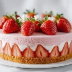 Fraisier traditionnel décoré de fraises fraîches et pâte d'amande rose